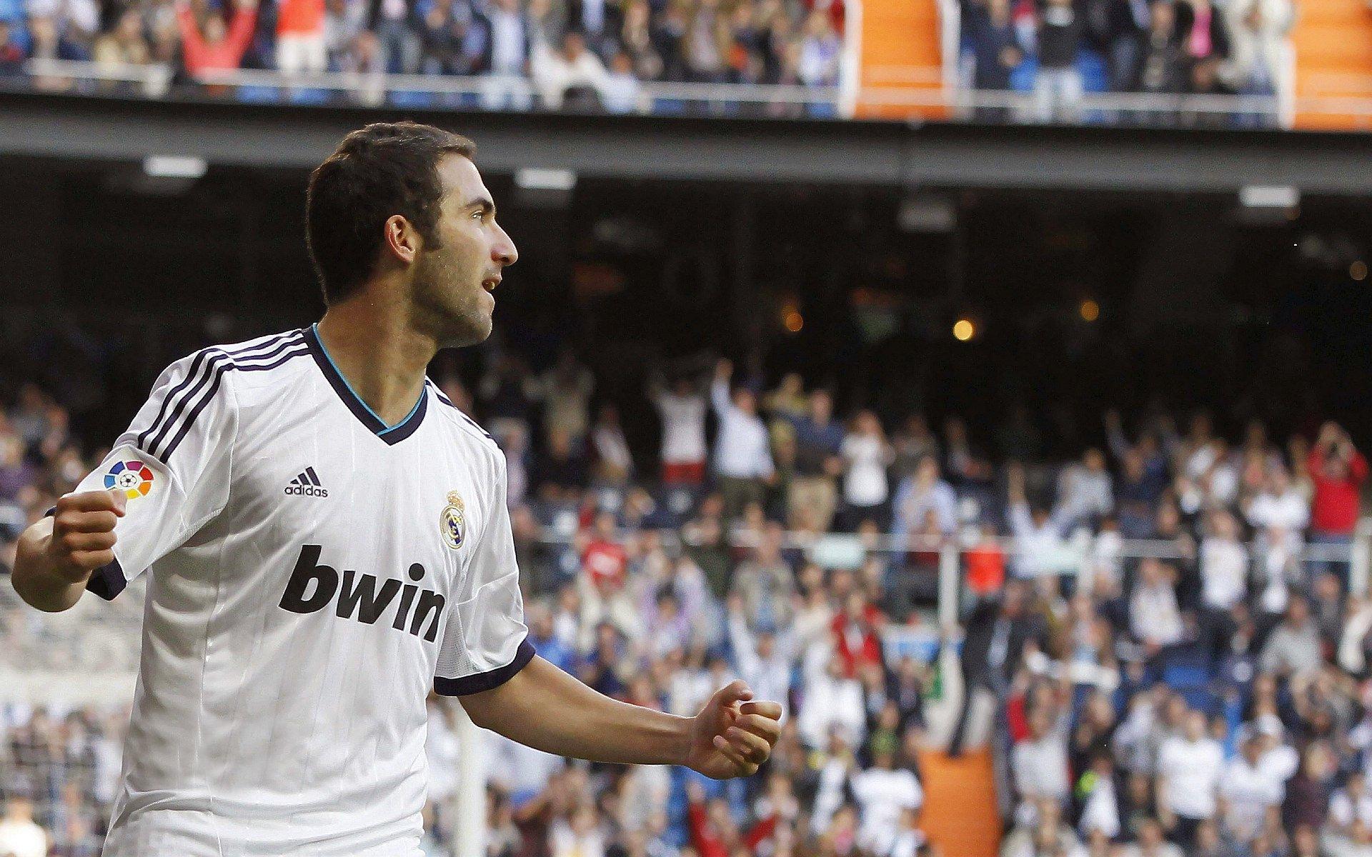 皇马新赛季首秀惊艳，姆巴佩双响炮轰垮瓦滕斯，伯纳乌迎来新时代