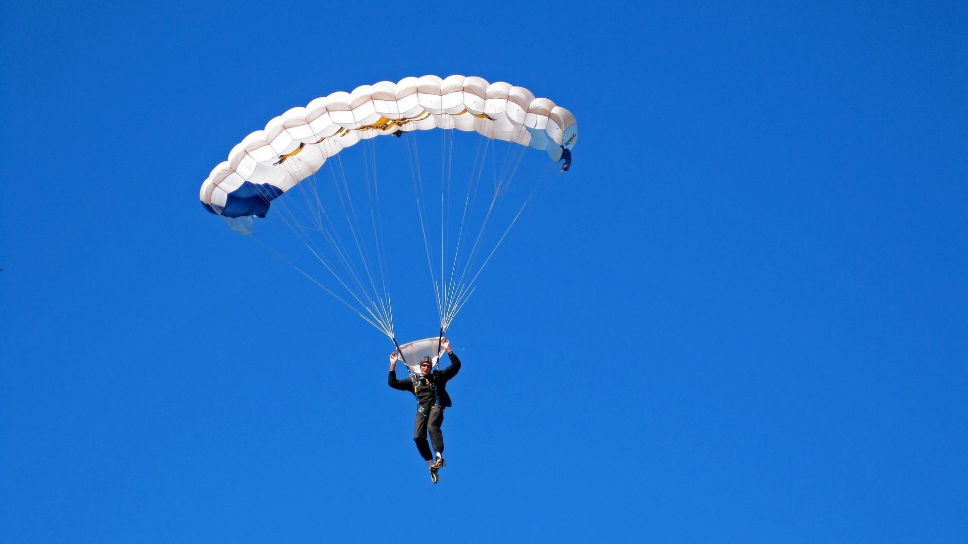 李昊赛后揭秘神奇扑点瞬间 更衣室趣事连连尽显憨萌本色